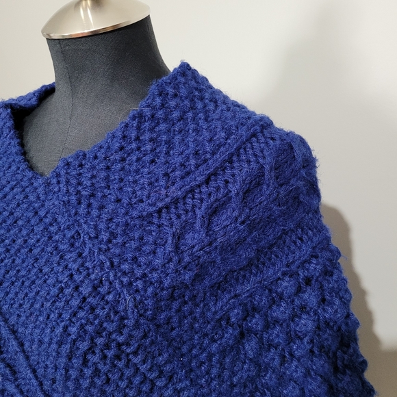 Blue vintage knitted poncho - Picture 7 of 9